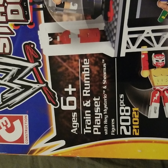 WWE Stackdown Train and Tumble Playset with Rey Mysterio and Sheamus - Picture 2 of 6